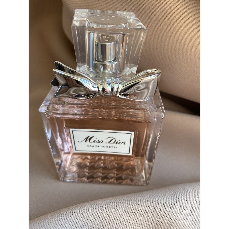 Интернет магазин парфюмерной воды. Духи Мисс диор Кристалл. Miss Dior Eau de Parfum золотое яблоко. Духи Мисс диор золотое яблоко. Духи дорогие женские.