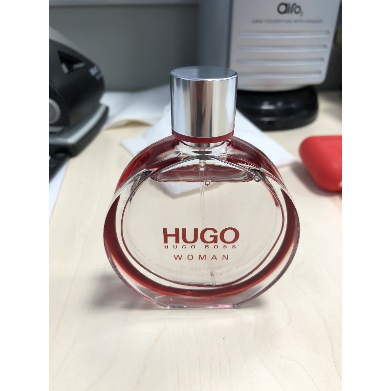 Hugo купить спб. Boss Hugo woman 50ml EDP красный. Хуго босс женские духи. Hugo Boss Hugo woman Eau de Parfum. Туалетная вода Хьюго босс женские босс Вумен.